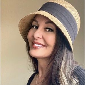 Adorable tan black hat